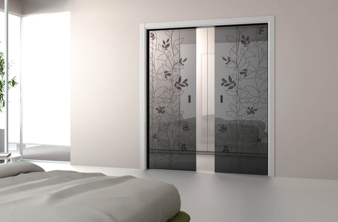 Double porte coulissante en verre fumé dans une chambre